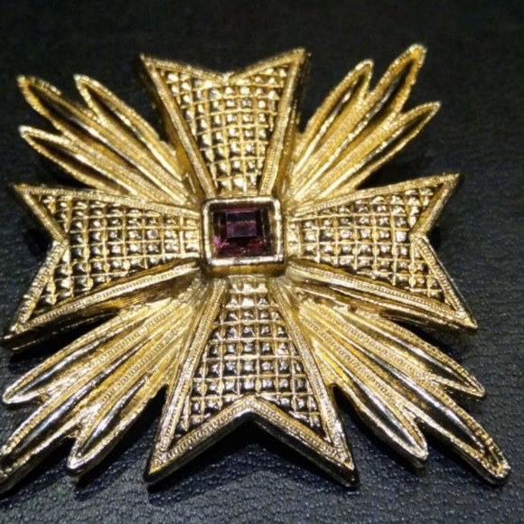 Carolee 2×2" VTG Gold tone cross - Picture 4 of 10